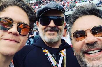 Mijares festeja a su hijo José Manuel con dos pasteles por su cumpleaños número 20