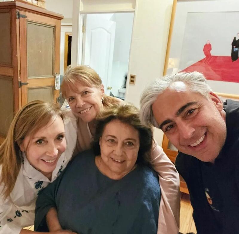 Distintas personalidades del mundo de la televisión compartieron por redes sociales sus atuendos. TiempoX te recopila todos ellos.
