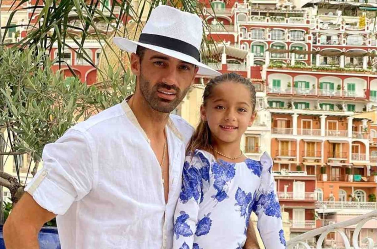 Toni Costa besa a su hija Alaïa en la boca y le llueven fuertes críticas en redes