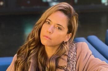 Ana Claudia Talancón está apenada: explican por qué llegó así a la premier de "Soy tu Fan"