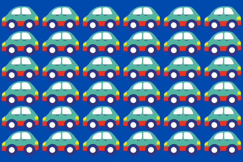 en este test visual se ven muchos autos iguales, pero entre ellos hay dos que tienen cierta diferencia.