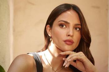 Eiza González conmueve al recordar a su difunto papá con tierna foto de su niñez