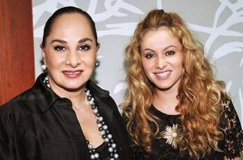 Paulina Rubio reaparece feliz en la playa a días de la muerte de su madre, Susana Dosamantes