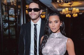 Kim Kardashian con tierno gesto, anima a Pete Davidson en el adiós a "Saturday Night Live"