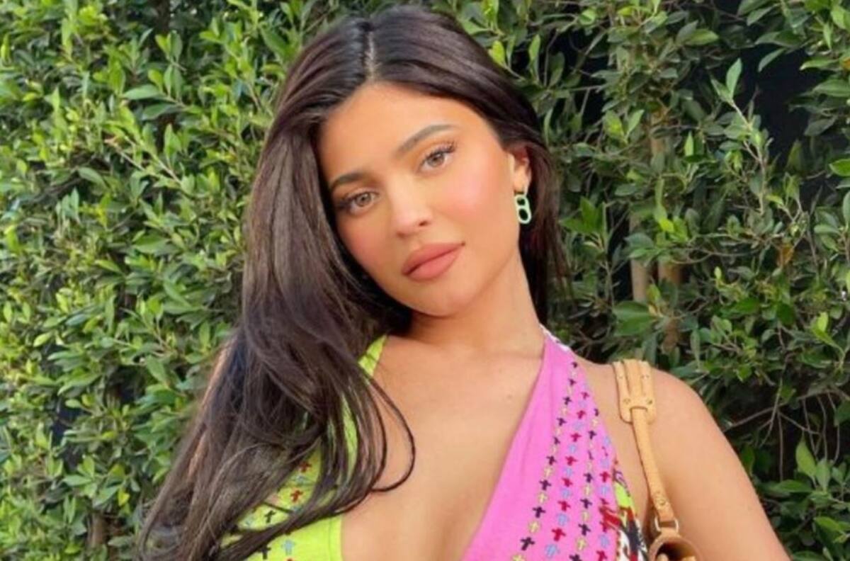 Kylie Jenner enamora al posar con atrevido escote a días de dar a luz por segunda vez