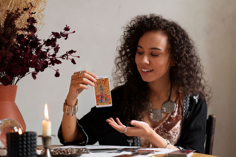 ¿Te animas a elegir una carta del Tarot y recibir un consejo para este 11 de julio?