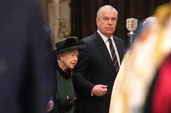 El fotógrafo del memorial del príncipe Felipe tenía prohibido tomar la llegada de la reina Isabel con su hijo Andrew