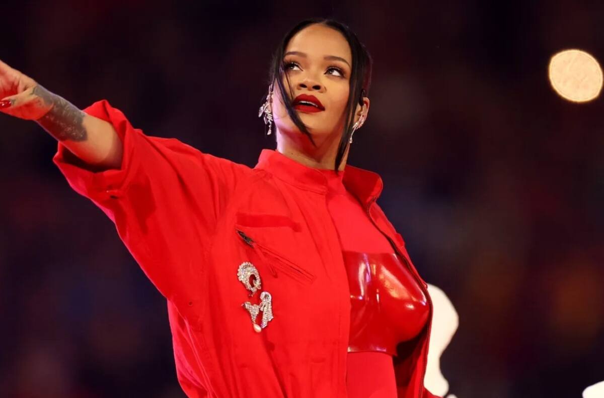 Rihanna: Así habría confirmado su segundo embarazo en el medio tiempo del Super Bowl