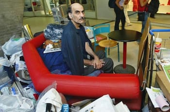 Murió Mehran Karimi Nasseri, el hombre que inspiró "The Terminal" de Steven Spielberg