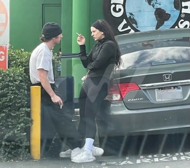 La pareja fue vista en un estacionamiento con una actitud muy cariñosa, lo que alarmó nuevamente a los internautas.