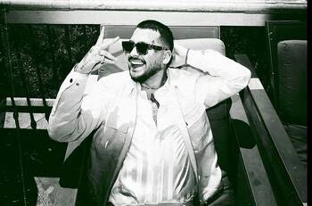 Christian Nodal presume el tatuaje en el pecho que cubre los ojos de Belinda