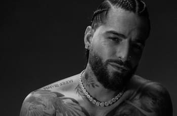 Maluma en varios clips: desde irse de fiesta como incógnito hasta sus momentos íntimos y familiares