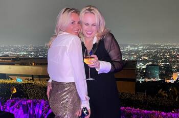 Rebel Wilson estaría comprometida con su novia, Ramona Agruma, después de siete meses de relación