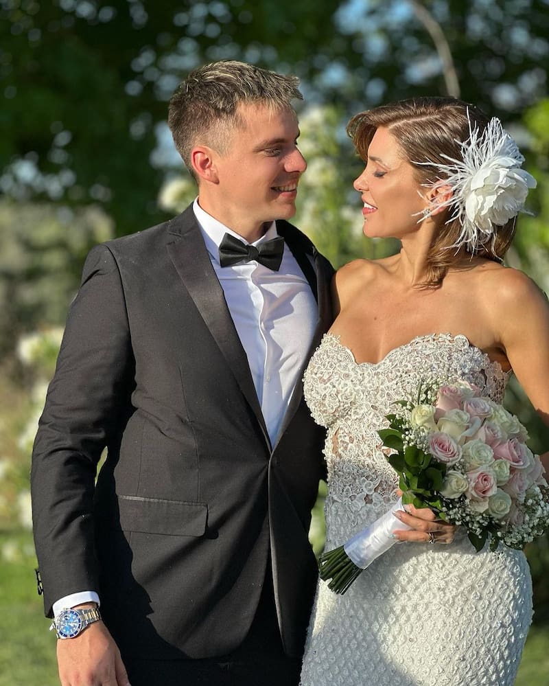 Wilma González y Nicolás Seguel posan para la cámara en el día de su matrimonio.