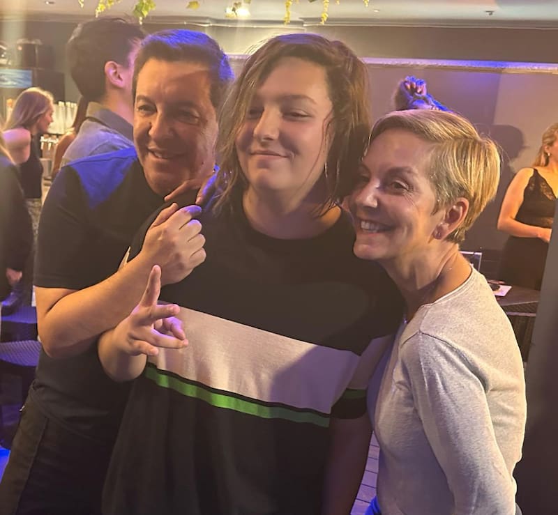 Julio César Rodríguez y Fran García-Huidobro junto a su hijo, Nineteen Elevnn. Créditos: Instagram.