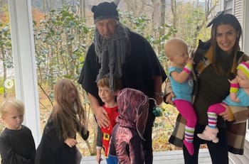 Alec Baldwin criticado por celebrar Halloween tras la muerte de Halyna Hutchins