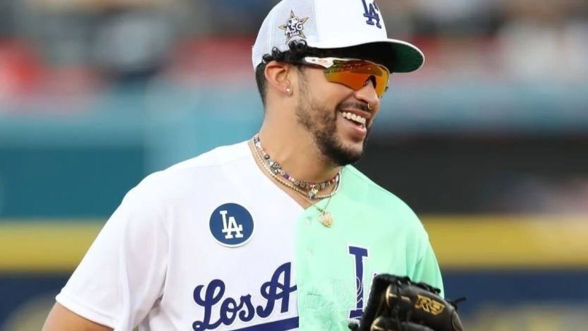Bad Bunny es ovacionado en el estadio de los Dodger durante el juego de celebridades de la MLB