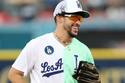 Bad Bunny es ovacionado en el estadio de los Dodger durante el juego de celebridades de la MLB