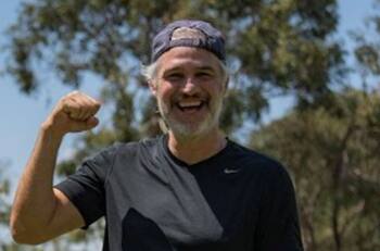 Juan Pablo Medina es admirado por jugar fútbol con su prótesis