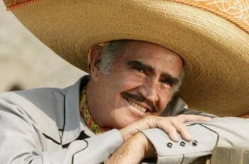 Nietos de Vicente Fernández acuden al hospital ante el grave estado de salud del cantante