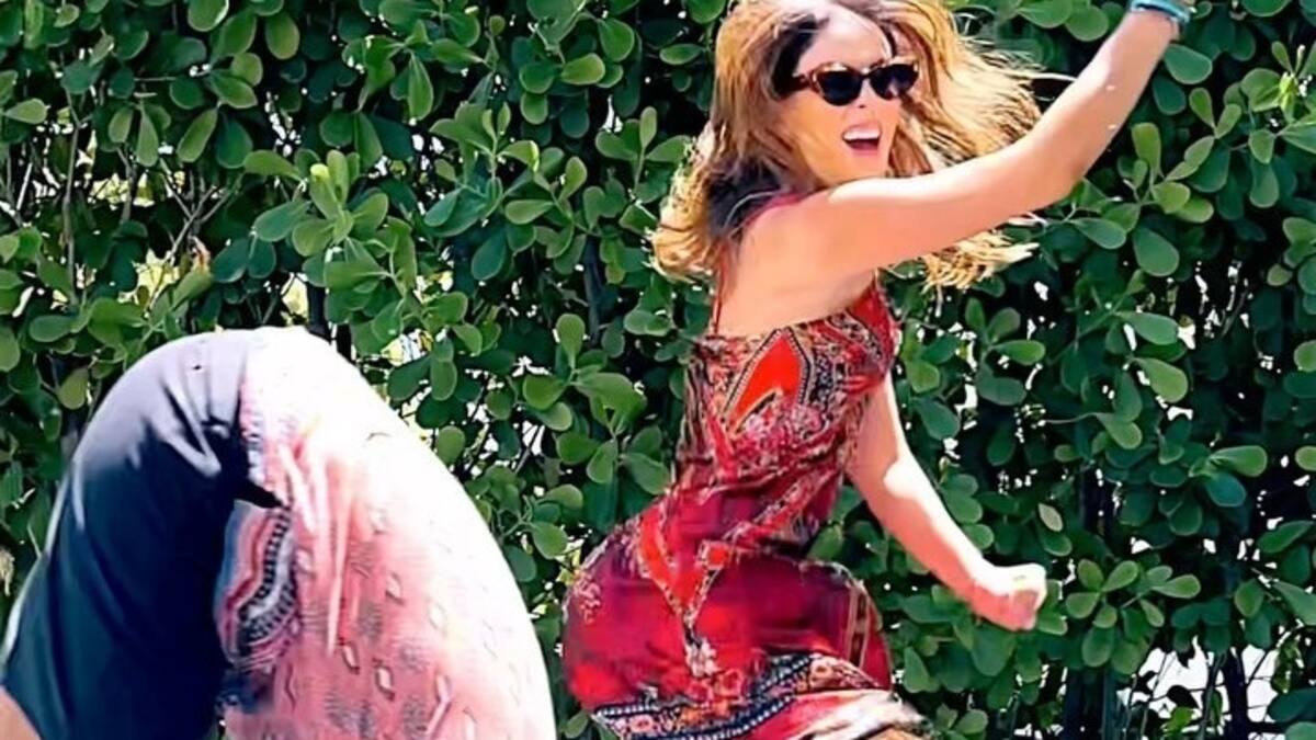 Jacky Bracamontes, cual niña en fiesta, se pone a saltar en cama elástica junto a amigo conductor