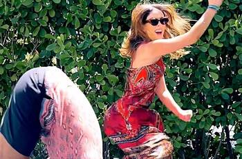 Jacky Bracamontes, cual niña en fiesta, se pone a saltar en cama elástica junto a amigo conductor