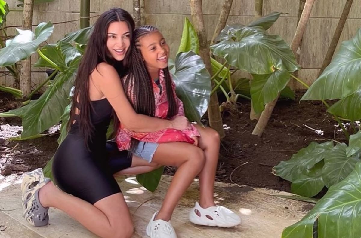 Kim Kardashian apareció en juego de basquetbol de su hija mayor mientras Kanye sigue desaparecido