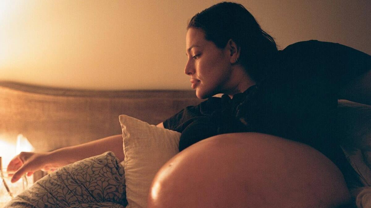 Ashley Graham comparte tierna foto amamantando a sus dos bebés al mismo tiempo