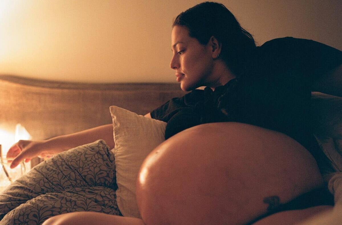Ashley Graham comparte tierna foto amamantando a sus dos bebés al mismo tiempo