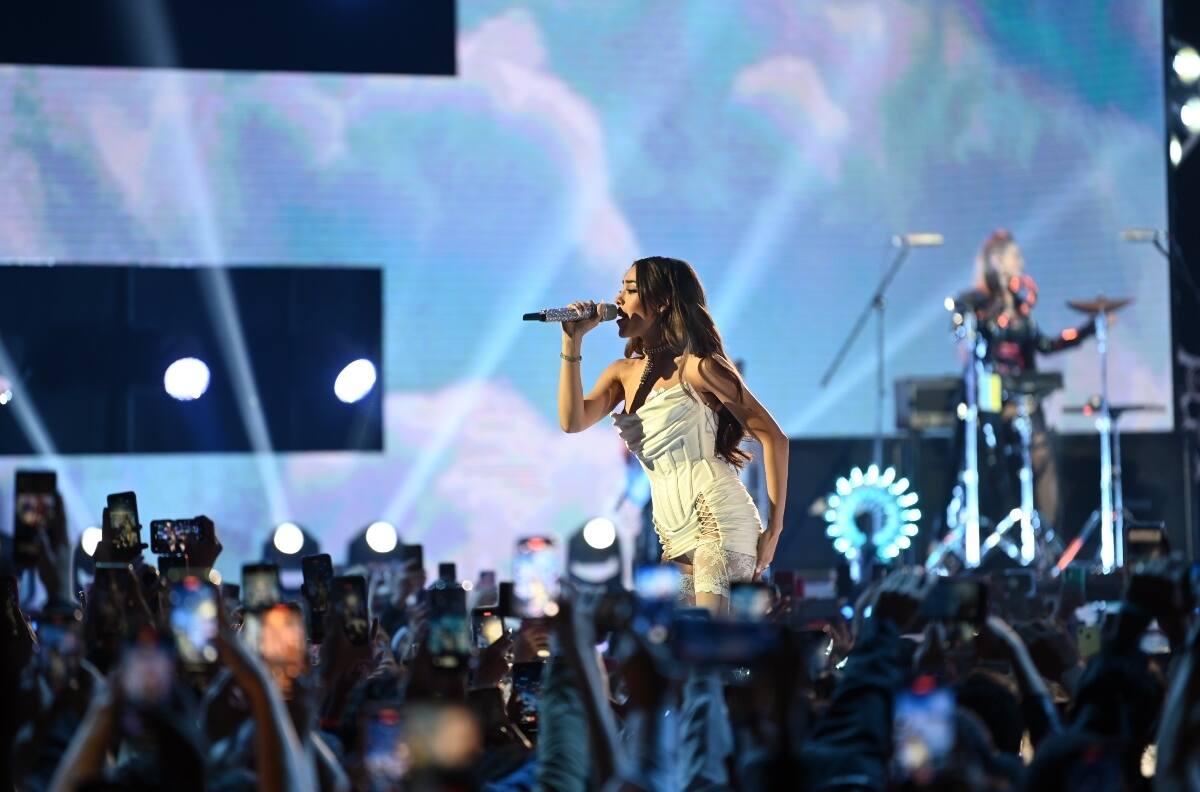 Danna Paola impacta con sensual atuendo de novia durante los MTV MIAW