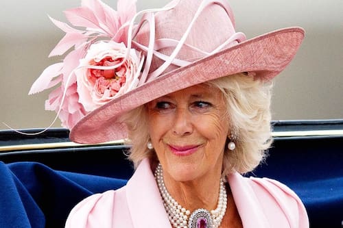 tendrá que asistir a distintos eventos reales en solitario.