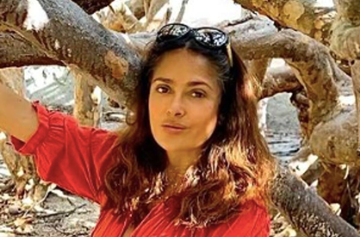 Salma Hayek impacta con fotografía en traje de baño de dos piezas para desear feliz semana