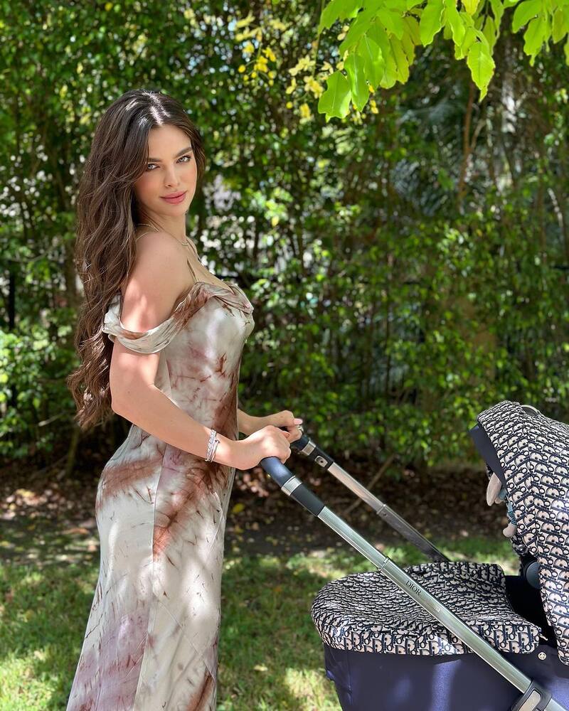 La esposa de Marc Anthony derrocha estilo al lado de su bebé.