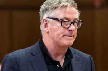 Alec Baldwin reclamó a equipo de película por darle una pistola con balas reales