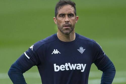 El arquero chileno, recibió un gol en la victoria del Betis contra el Osasuna