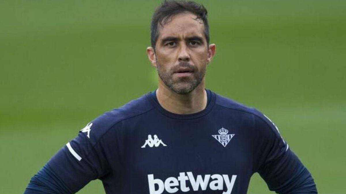 El arquero chileno Claudio Bravo, durante una práctica con el Real Betis.