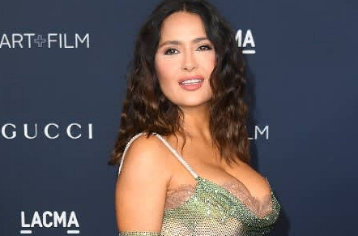 Salma Hayek deslumbra en Los Ángeles con espectacular vestido Gucci con escote de encaje