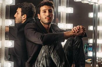 Sebastián Yatra se une a la fiebre mundialista y se viste de periodista para compartir “el mejor contenido de Qatar”