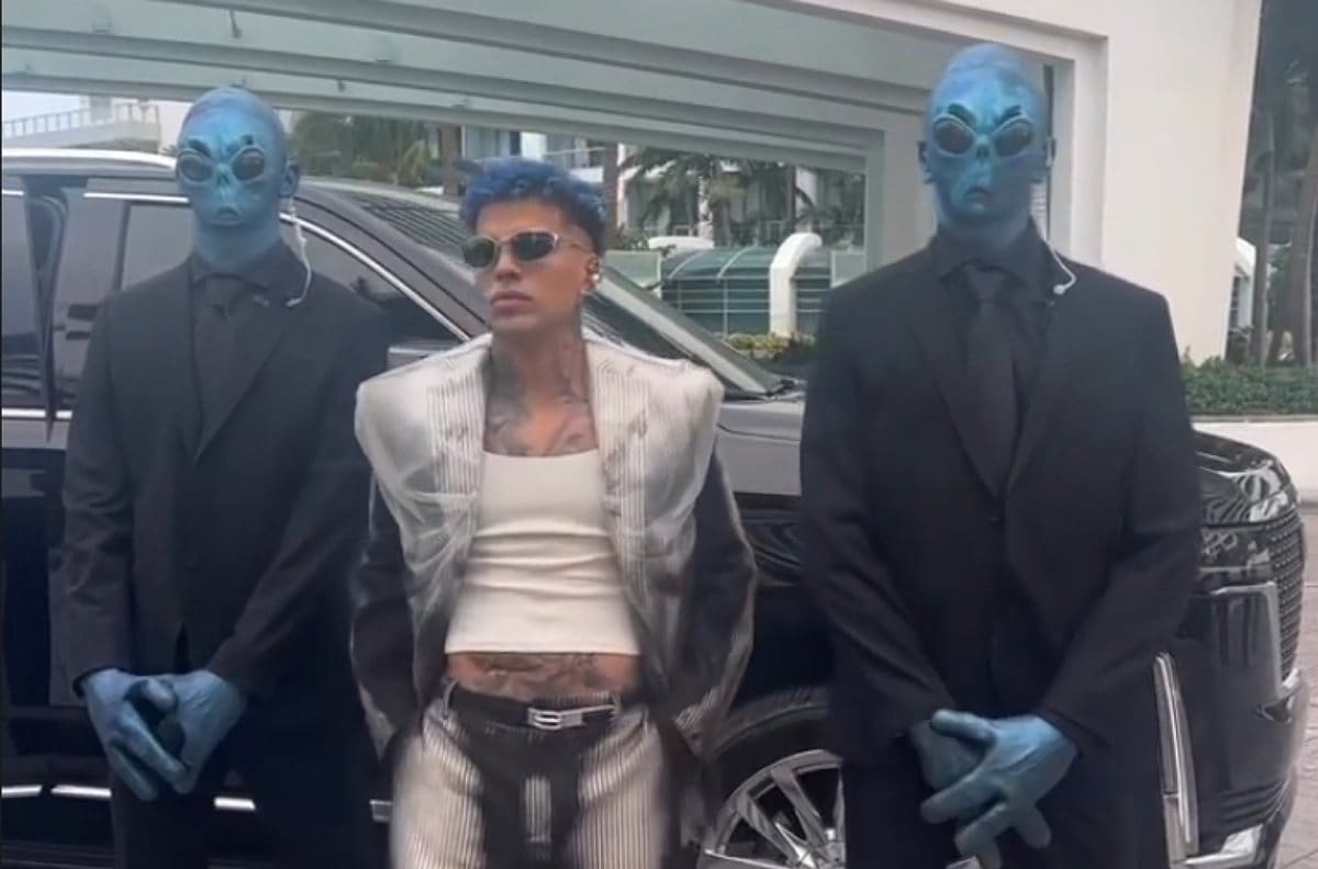 Rauw Alejandro causa furor en los Billboard con nuevo look y sus guardaespaldas alienígenas