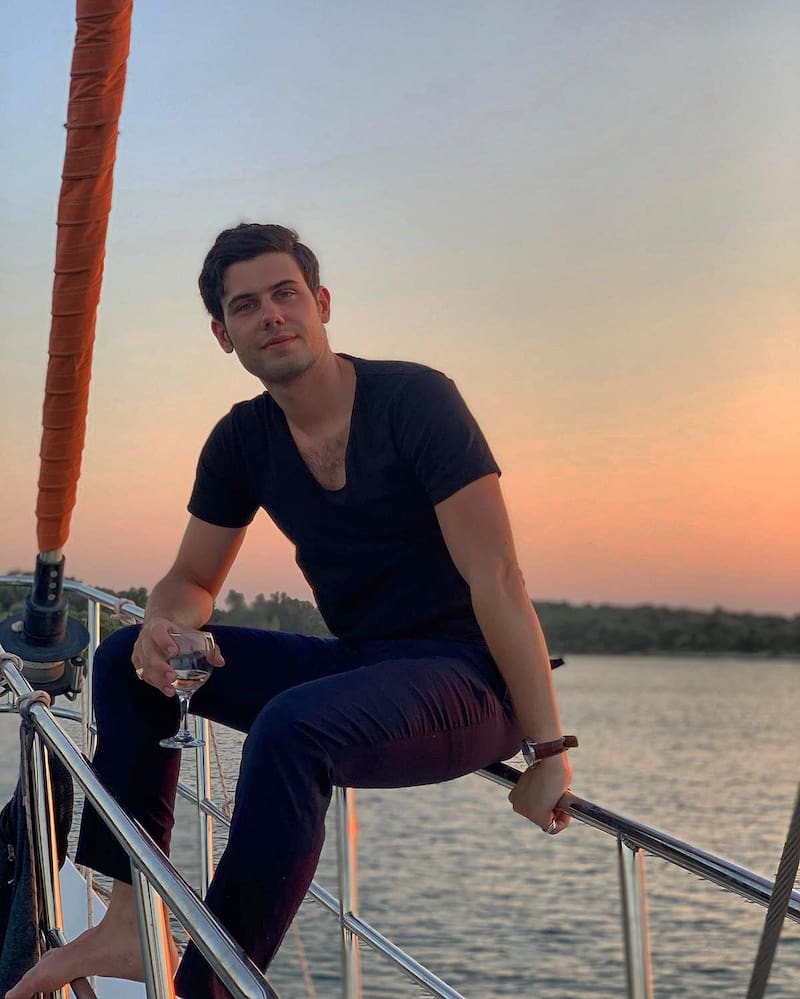 es Dimitri Panigiris en "El Turista"