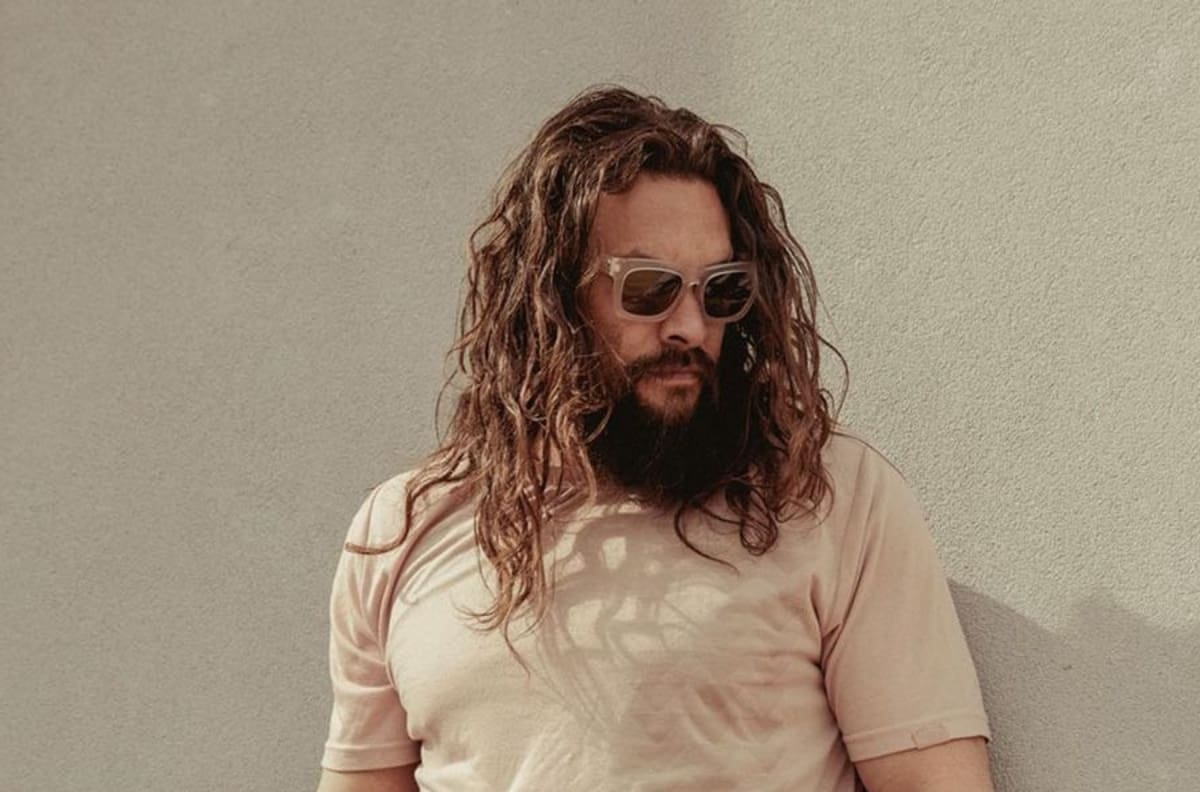 Jason Momoa se rapa su icónica cabellera por buena casusa: “Brindo por los nuevos comienzos”