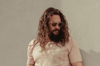 Jason Momoa se rapa su icónica cabellera por buena casusa: “Brindo por los nuevos comienzos”