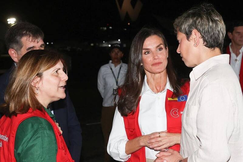 La monarca llegó a Colombia, donde visitará Cali y Cartagena.