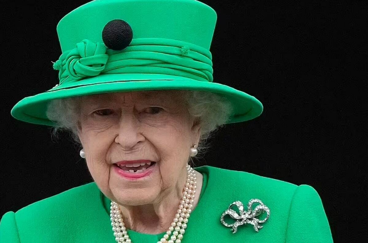 Mexicanos se concentran en la embajada británica para honrar la memoria de la Reina Isabel II
