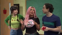 Karol G junto a Ana de Armas hace una declaración contra el uso de Photoshop en Saturday Night Live