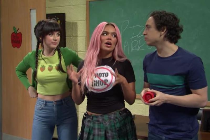 Karol G estuvo en SNL con Ana de Armas - Créditos: Captura de Pantalla: Saturday Night Live