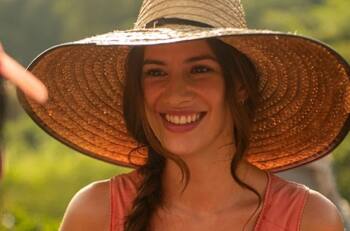 Laura Lodoño celebra nominación por "Café con aroma de mujer" dando pecho a su hija Mikaela