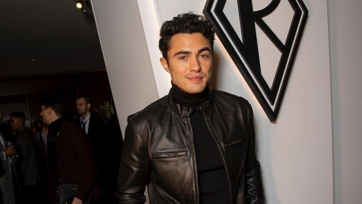 Actor de Netflix se convierte en el primer modelo masculino de Victoria's Secret