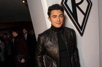 Actor de Netflix se convierte en el primer modelo masculino de Victoria's Secret