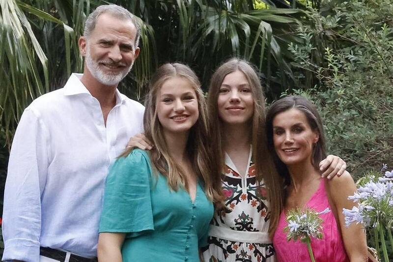 Los reyes de España y sus hijas, la princesa Leonor y la infanta Sofía en su posado en los Jardines de Alfabia.